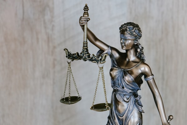 Columnas de Justicia y Abstracción de Arquitectura Legal